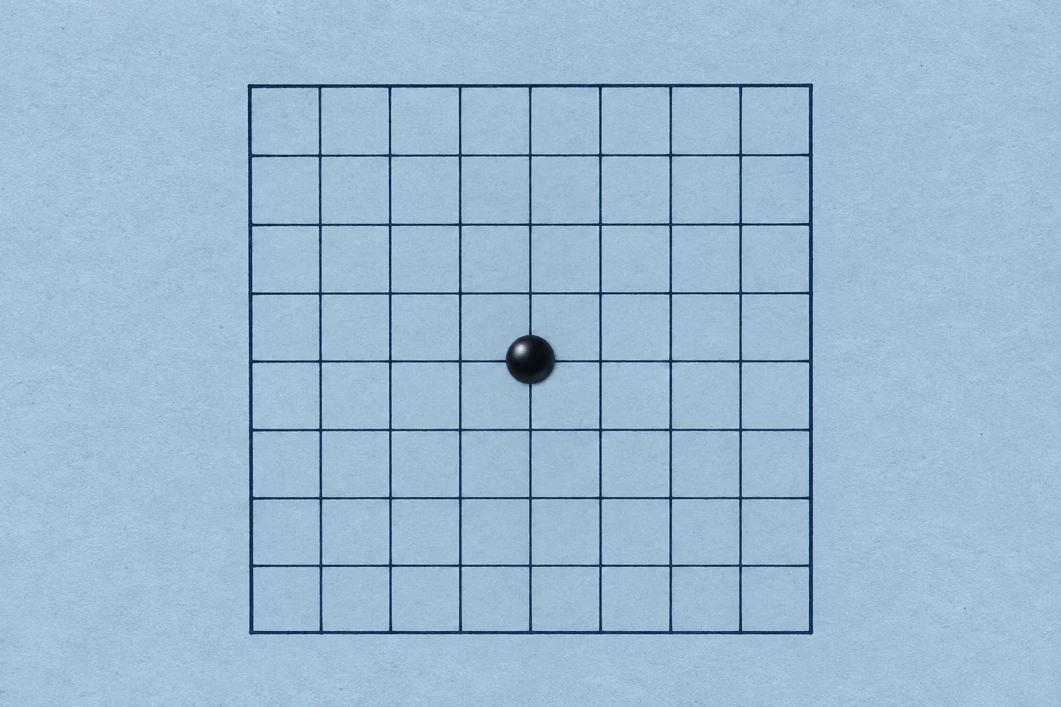 Yksi musta kivi sinisen 9 × 9 -viivaston keskimmäisessä risteyksessä.